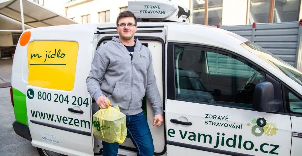 Řidič Zdravého stravování s taškou jídla