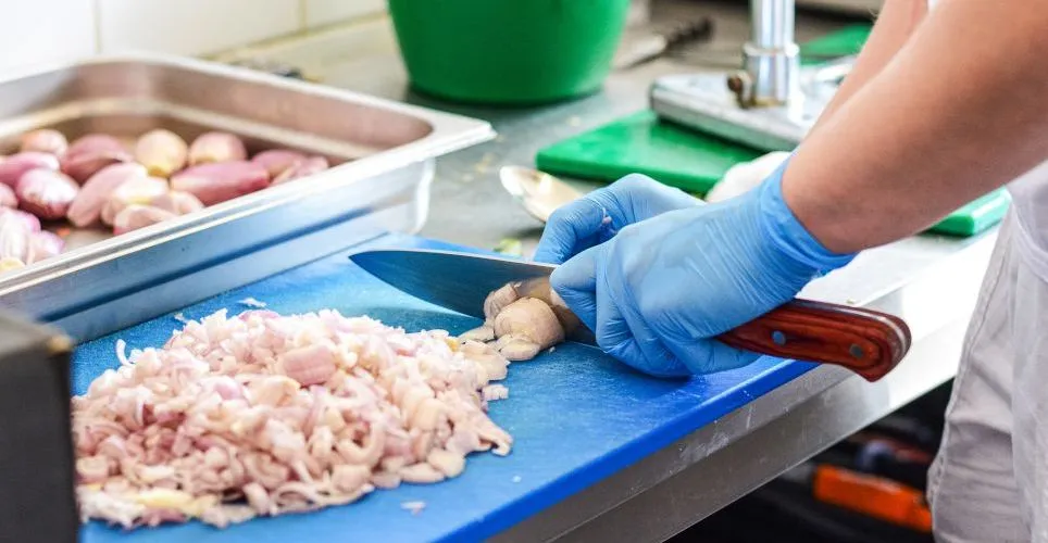 A chef cutting ingredients in the Zdravé stravování production kitchen