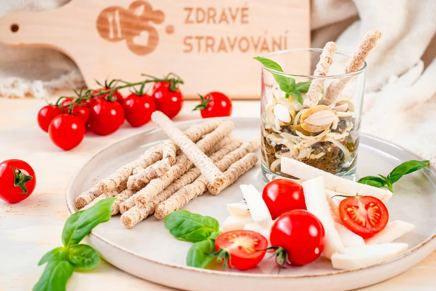Wholegrain sticks with cherry tomatoes and cheese, KOMBI WEEK program