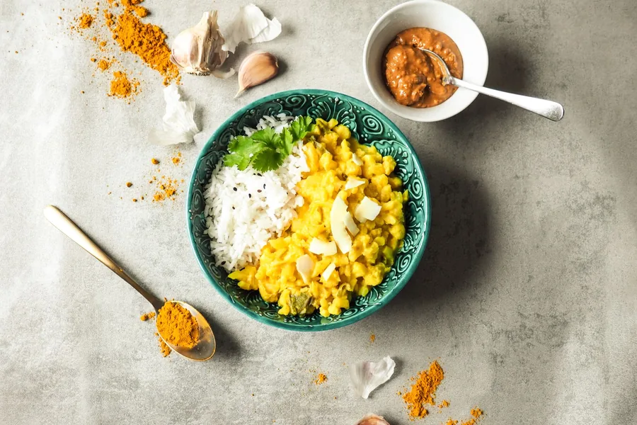 Cauliflower with coconut sauce, peanut butter and rice, MEAT-FREE program